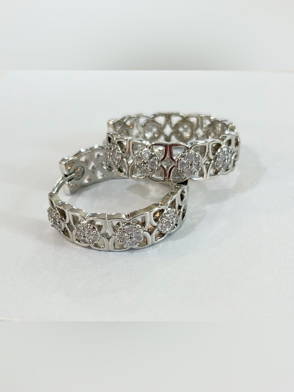 NWOT Unbraded Silver Floral Halo Hoop Earrings - 1 inch across